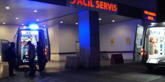 Beyoğlu'nda otomobil hafriyat kamyonuna çarptı: 2 yaralı