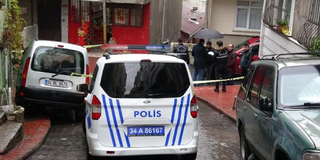 Beyoğlu'nda park halindeki otomobile ateş açıldı