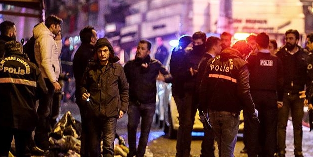 Beyoğlu'nda silahlı kavga: 4 yaralı