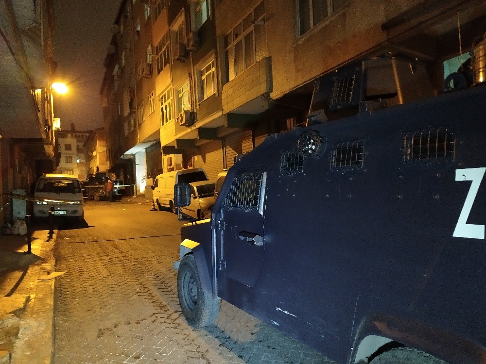 Beyoğlu’nda silahlı saldırı: İş yerine kurşun yağdırıp kaçtılar 