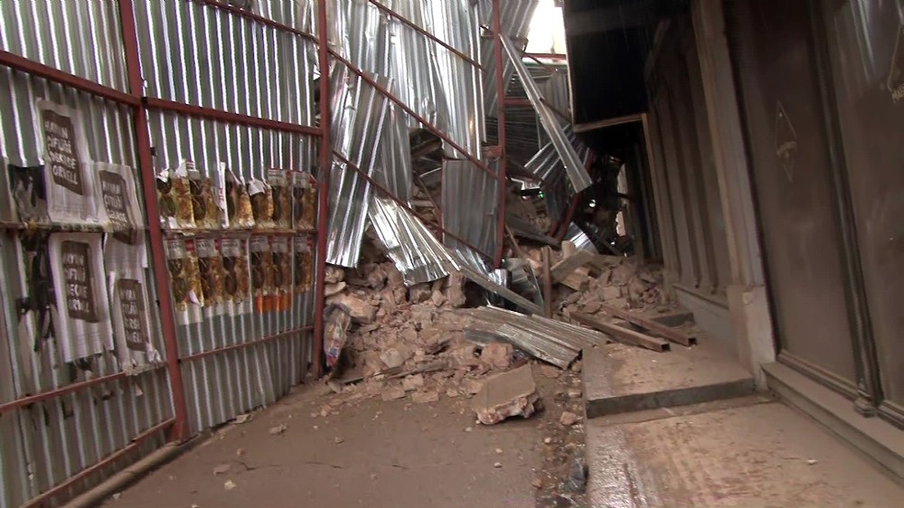 Beyoğlu’nda tadilat halindeki binada çökme meydana geldi 