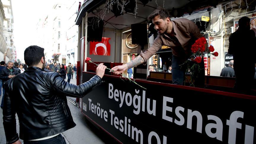 Beyoğlu'nda teröre karanfilli tepki