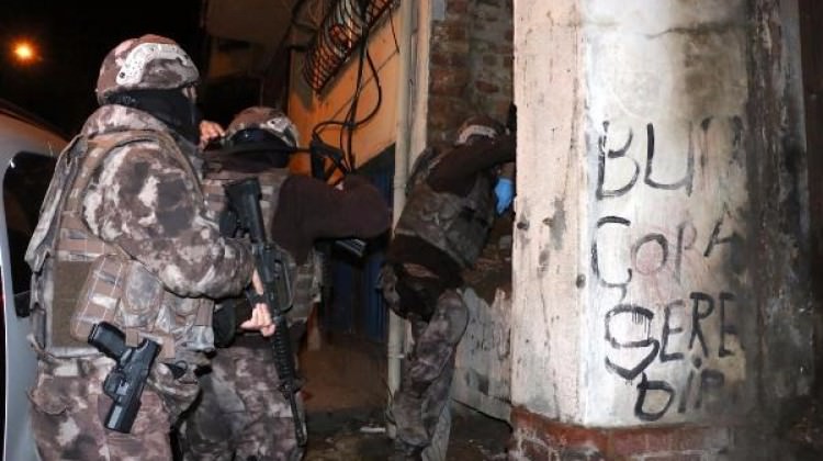 Beyoğlu'nda uyuşturucu baskını