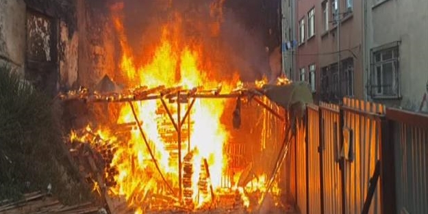 Beyoğlu'nda yangın! Bina boşaltıldı