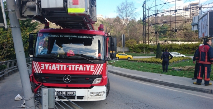 Beyoğlu'nda yangına giden itfaiye aracı kaza yaptı