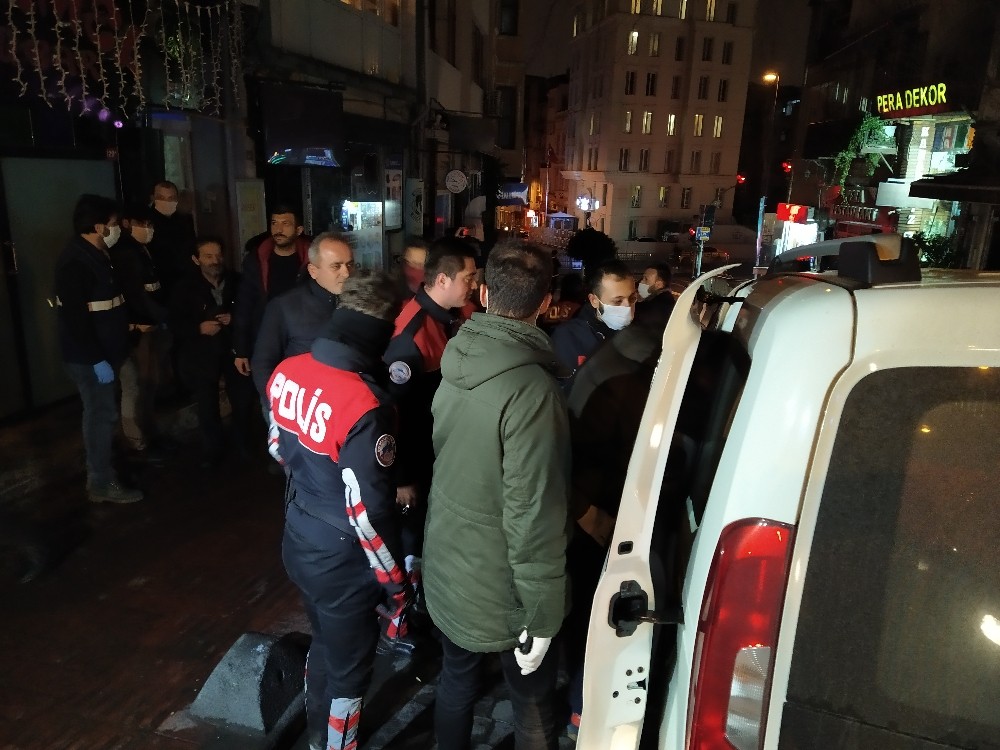 Beyoğlu’nda yasağa uymayan iki derneğe baskın: 20 gözaltı 