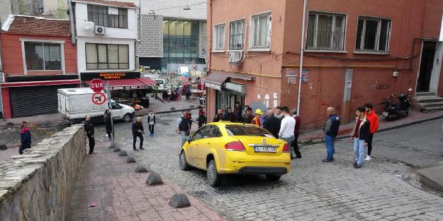 Beyoğlu'nda yol çöktü, taksinin tekeri gömüldü