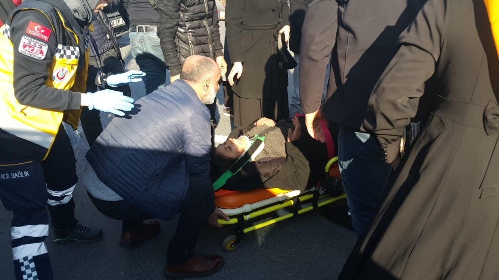 Beyoğlu’nda yolun karşısına geçmek isteyen kadına otomobil çarptı 