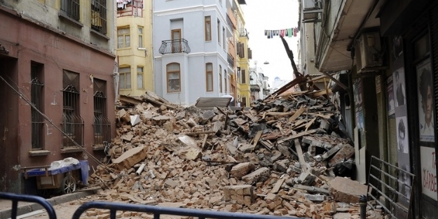 Beyoğlu'ndaki çöken bina bakın kiminmiş!