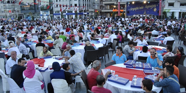 Beyoğlu'ndaki iftarda farklı milletler buluşuyor