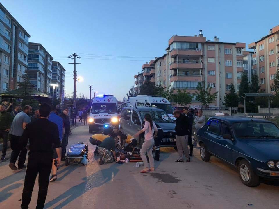 Beypazarı’nda otomobille motosiklet çarpıştı: 1’i ağır 2 yaralı 
