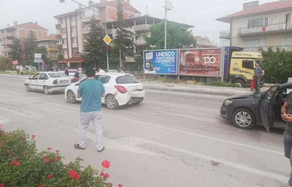 Beypazarı’nda zincirleme kaza: 3 araç birbirine girdi 