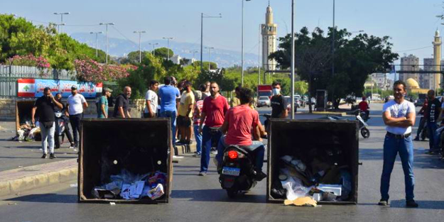 Beyrut’ta göstericiler yolları trafiğe kapattı