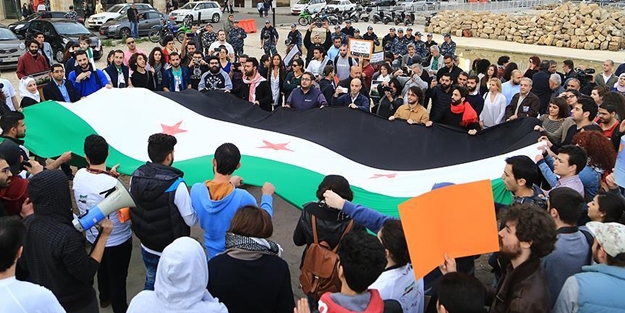 Lübnan'da özgür suriye gösterisi