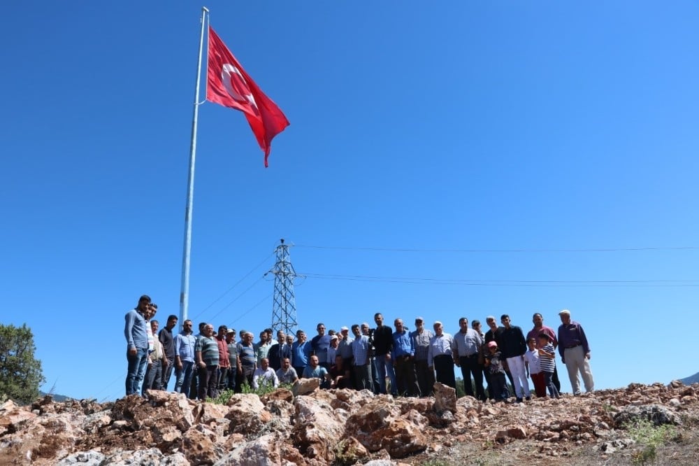 Beyşehir Adaköy’e şehitler anısına Türk bayrağı dikildi 