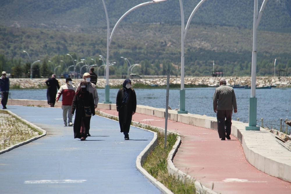 Beyşehir’de 65 yaş üstü vatandaşlar göl kenarına akın etti 