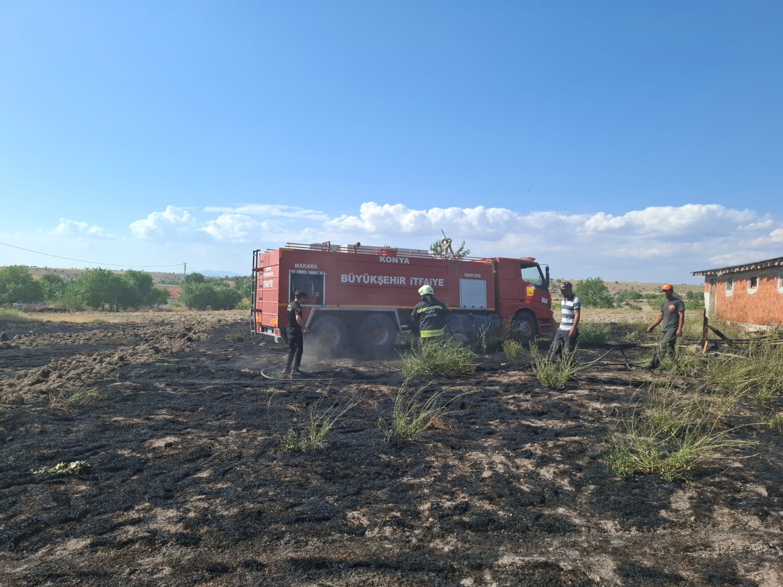 Beyşehir’de arazi ve ahır yangını korkuttu