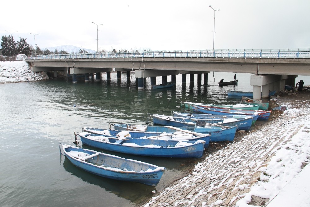 Beyşehir’de balık avına soğuk hava molası 