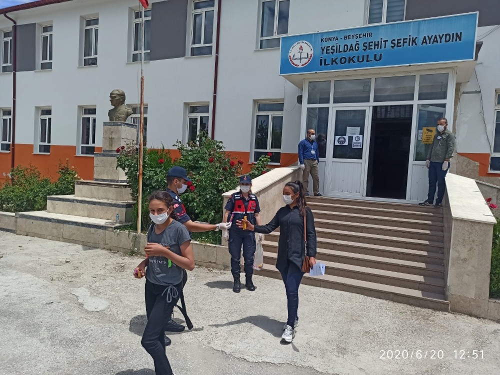 Beyşehir’de jandarmadan LGS’ye giren öğrencilere sınav çıkışı moral ikramı 