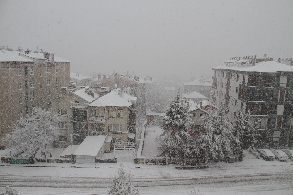 Beyşehir’de kar yağışı ilçeyi beyaza bürüdü 