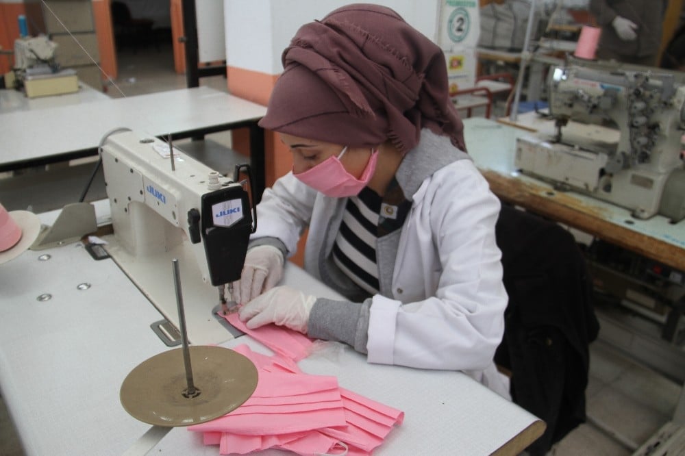 Beyşehir’de öğretmen ve meslek lisesi öğrencileri maske üretimine başladı 