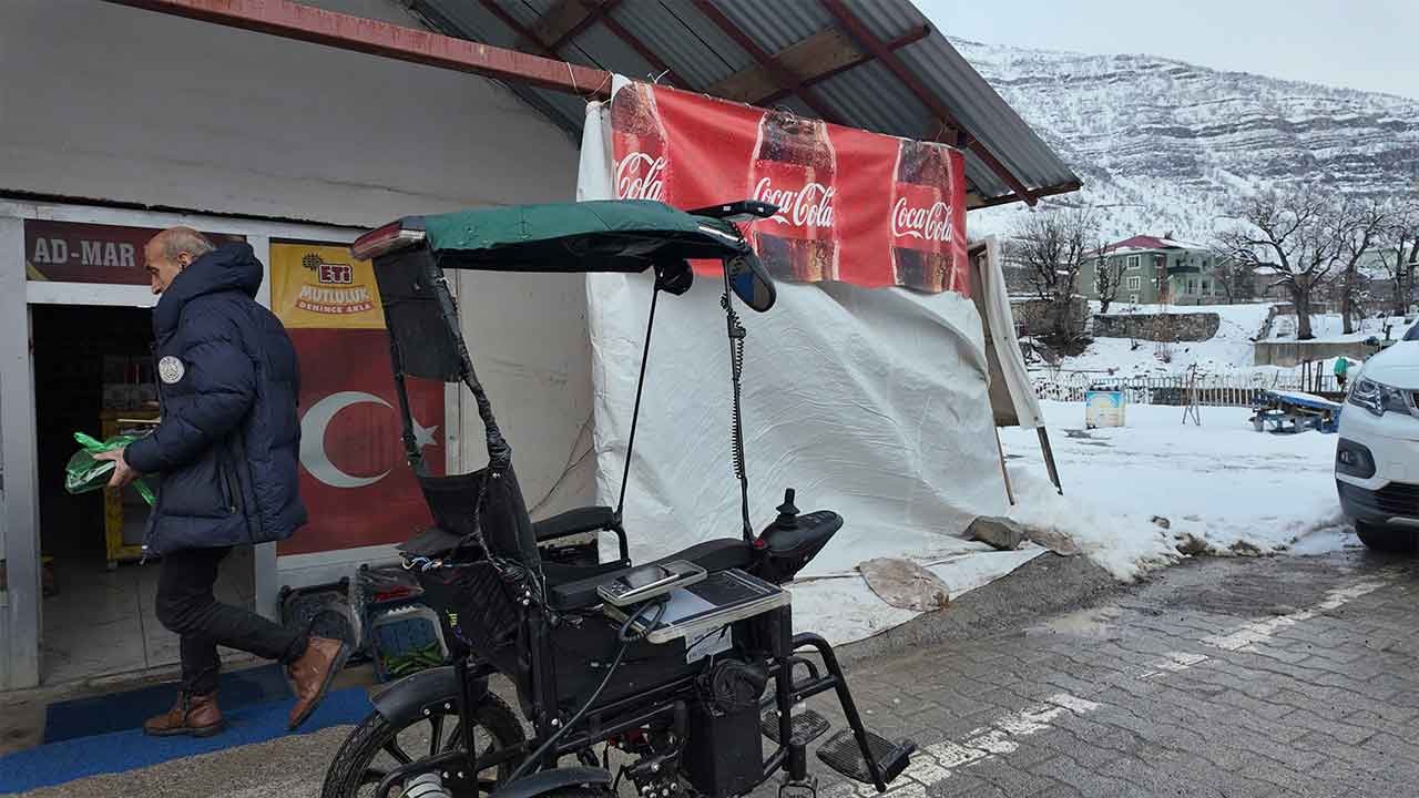 Beytüşşebaplı babadan engel tanımaz sevgi! Evladı mutlu olsun diye akülü sandalyeyi teknoloji üssüne çevirdi