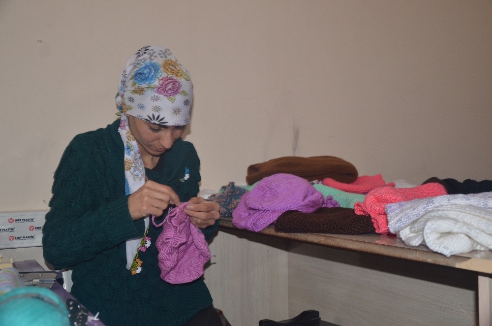 Beytüşşebaplı kadınlar depremzedeler için ördü 