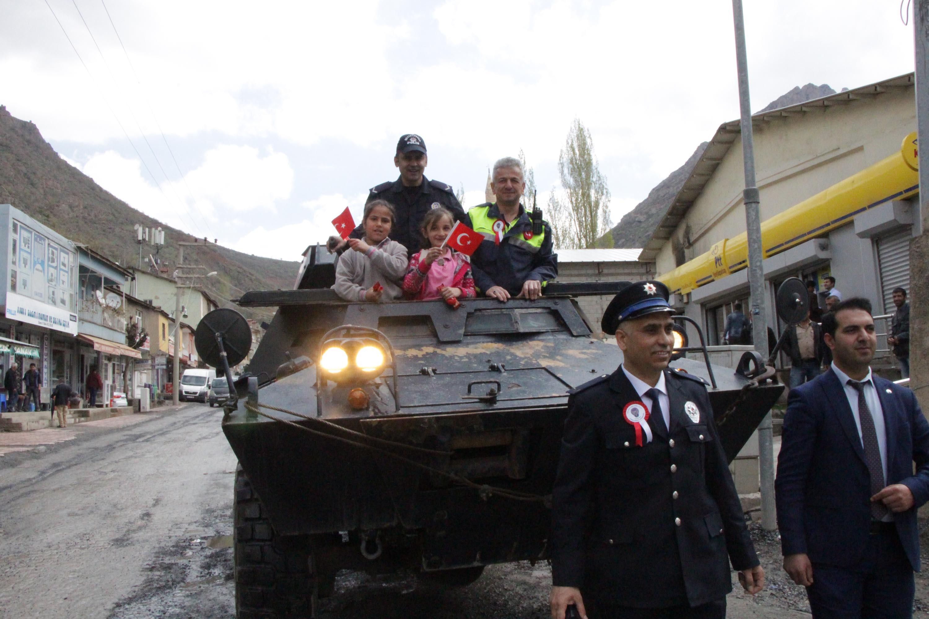 Beytüşşebap'ta polis çocukları zırhlı araçlarla gezdirdi