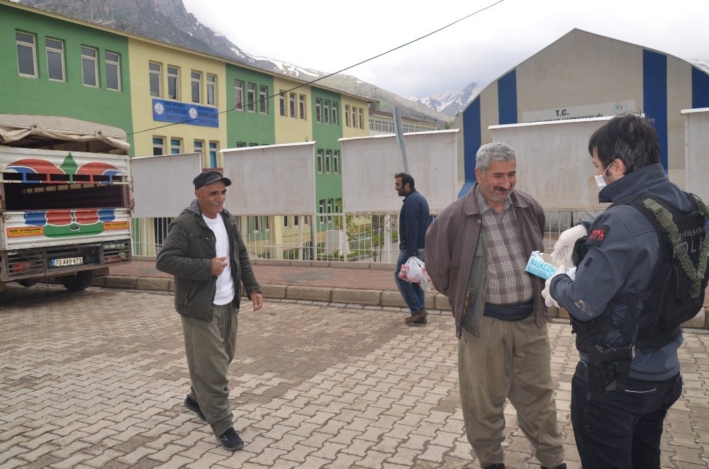 Beytüşşebap’ta polisler yaşlılara maske ve eldiven dağıttı 