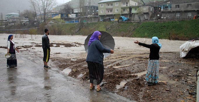 Beytüşşebap'ta sağanak yağış hayatı felç etti