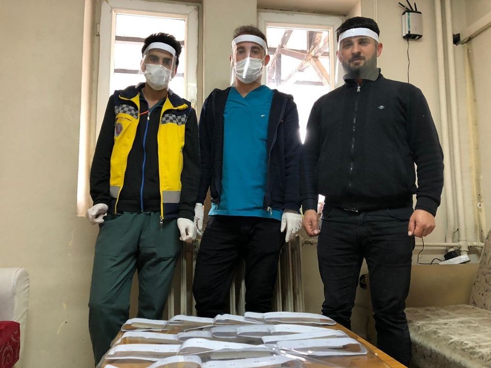 Beytüşşebap’ta sağlık çalışanları için yüz koruyucu siper üretiliyor 