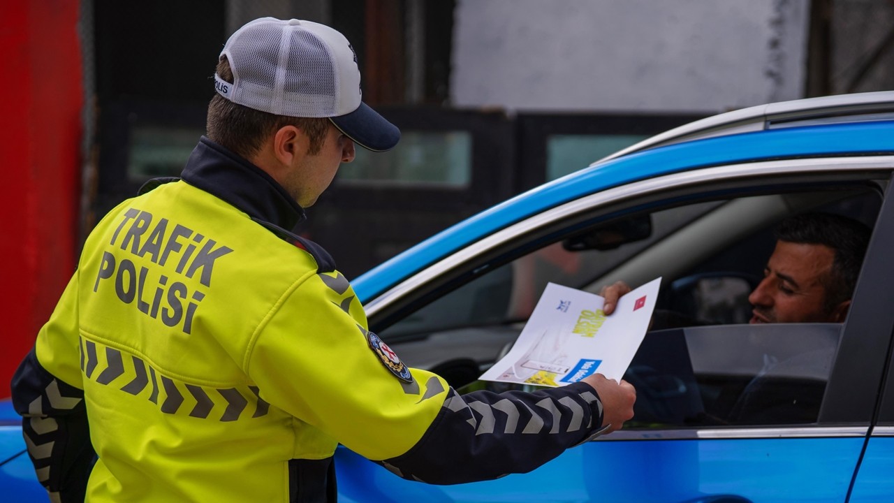 Beytüşşebap'ta trafik polislerinden vatandaşlara şekerli bayram kutlaması