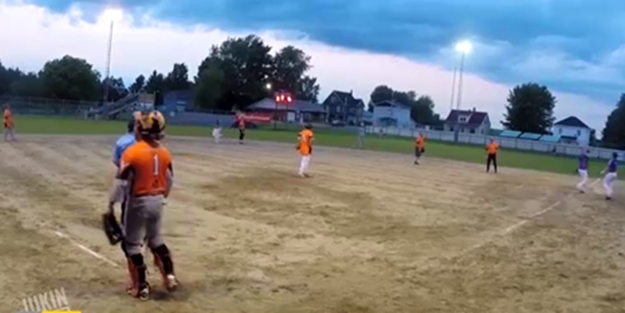 Beyzbol oyuncusundan mükemmel vuruş