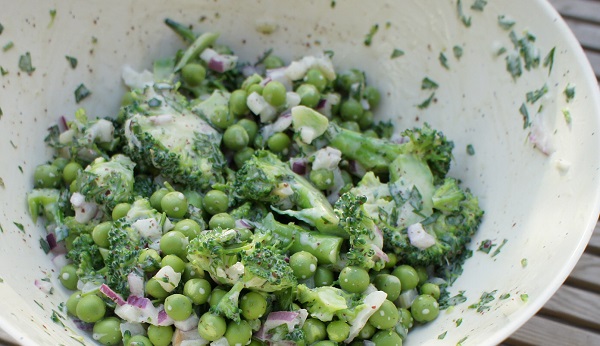 Bezelyeli brokoli salatası nasıl yapılır?