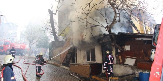 Beyoğlu’nda bir gecekondu ile bir ahşap bina alev alev yandı