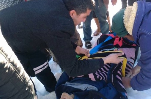 Uçurumda mahsur kalan yaşlı adamı itfaiye kurtardı