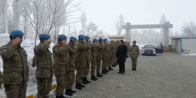 Kaymakam Özkan’dan mehmetçiğe ziyaret!