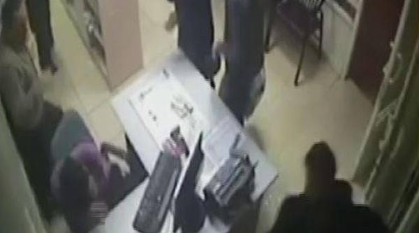 Eczaneye uçan tekme ile girdi