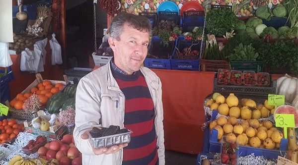 Karadut pahalılığı nedeniyle 300 gramlık paketlerde satılıyor