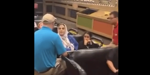 Bi’ bitmediler! Başörtülü kadına çirkin muamele