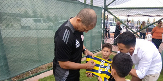 Bi kendine gel artık Alex de Souza! Tamı tamına yüzlerce kişi kapıda bekledi! Yönetim isyan etti! Bu da neyin nesi yahu…