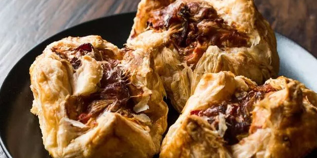 Biber soslu pratik börek tarifi: Bu yaptığın yeni şenlik böreği tarifi dikkat çekecek! Bir kez deneyin