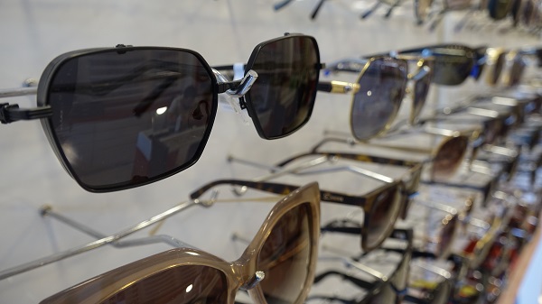 Bıçak altına yatabilirsiniz! Sahte güneş gözlüğünün öyle bir zararı var ki