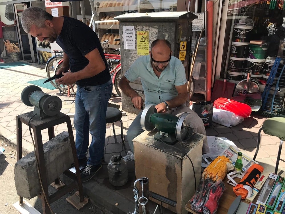 Bıçak bileyicilerinin yorucu mesaisi başladı 