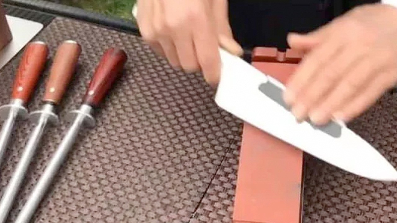 Bıçak ile bıçak bileme: Bıçak nasıl bilenir? Evde kolay bıçak bileme yöntemleri!