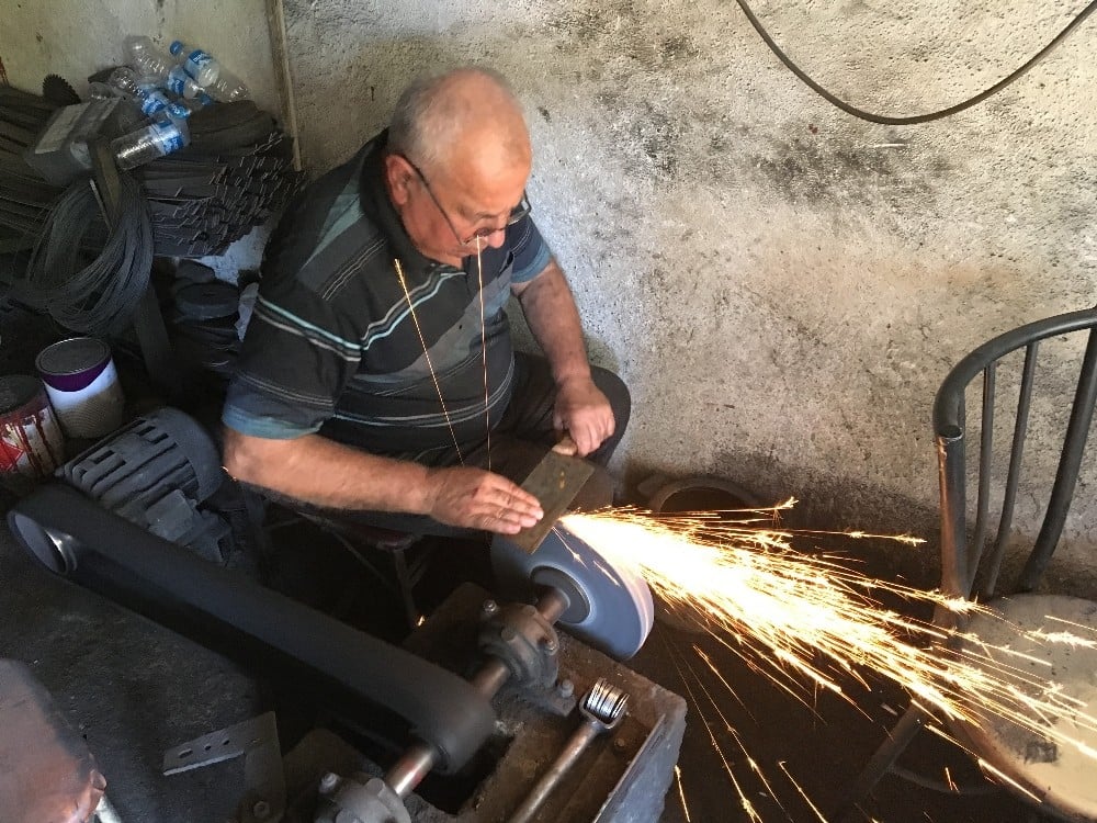 Bıçakçı ustası Çeşmeci’nin Kurban Bayramı mesaisi 