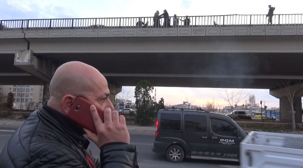 Bıçakla köprüye çıkan genci polis, telefon görüşmesiyle ikna etti 