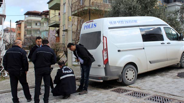 Bıçakladığı karısını eve kilitledi