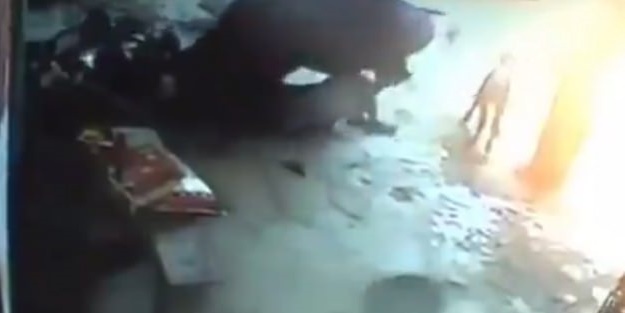 Bıçaklanan kızı inek kurtardı ama...