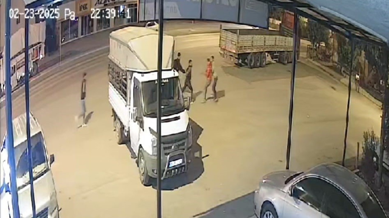 Bıçaklanarak öldürülen gencin son anları kamerada